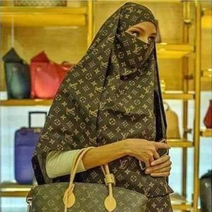 Meet your Posher, Ebony